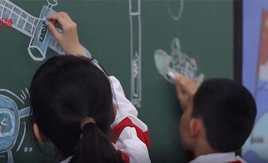 一代代航天人的共同“星”愿
我有一個夢想,長大以后,我想成為‘探險隊’的一員,在路途中,和‘東方紅一號’再打一聲招呼。關于“航天”主題的作文,人大附中實驗小學學生杜明臻說。航天城學校學生尹嘉一則說:我的夢想,長大以后要像爸爸一樣,成為一名航天科學家。